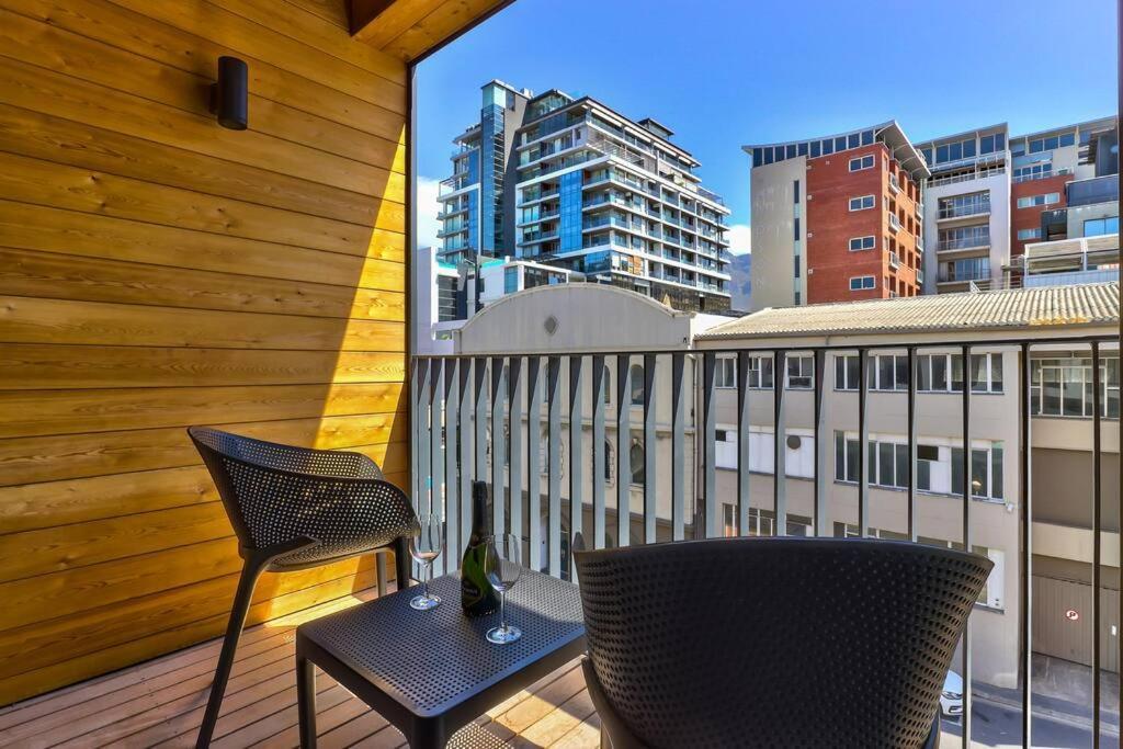 Scandi-style, Family Luxury In Heart Of Hub! *