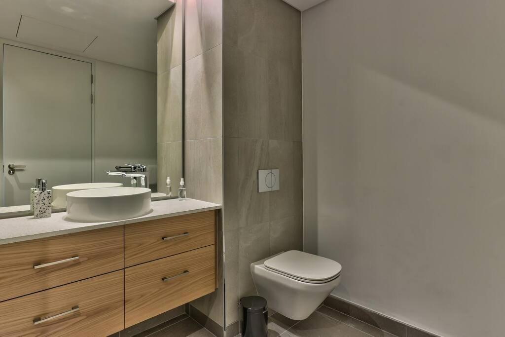 Scandi-style, Family Luxury In Heart Of Hub!